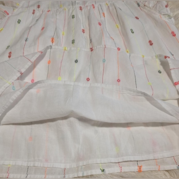 Crown & Ivy White w/ multicolored embroidered floral flutter sleeve top Sz M NWT - Picture 5 of 7